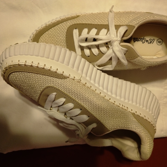 Shoes - Picture 6 of 7